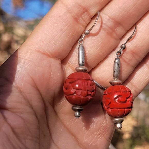 Gorgeous vintage 925 sterling silver carved red cinnabar flower swirl earrings - Picture 6 of 16